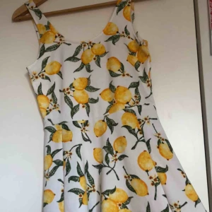  - svinsöt sommarklänning som går ca ner till knäna, använd 2 gånger då jag inte är bekväm i klänning. Kan mötas i Helsingborg eller Ängelholm eller frakta (mot betalning)