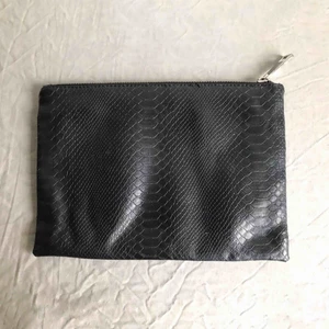  - Kuvertväskorna i svart fake ormskinn. Storlek 19x28 cm. Köparen betalar för porto!