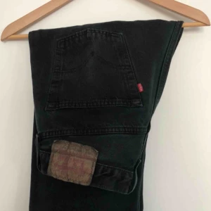  - Vintage Levi’s 501’s, svart/grå. Fint skick, gott skick för att vara så pass välanvända! Finns ingen storlekslapp kvar men skulle säga strl 31-32 i midjan. Frakt 60kr, spårbar.