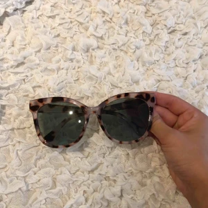  - Ett par solglasögon med leopardmönster som är helt oanvända. Har två par exakt likadana så det är därför.  Frakt - 60:- 