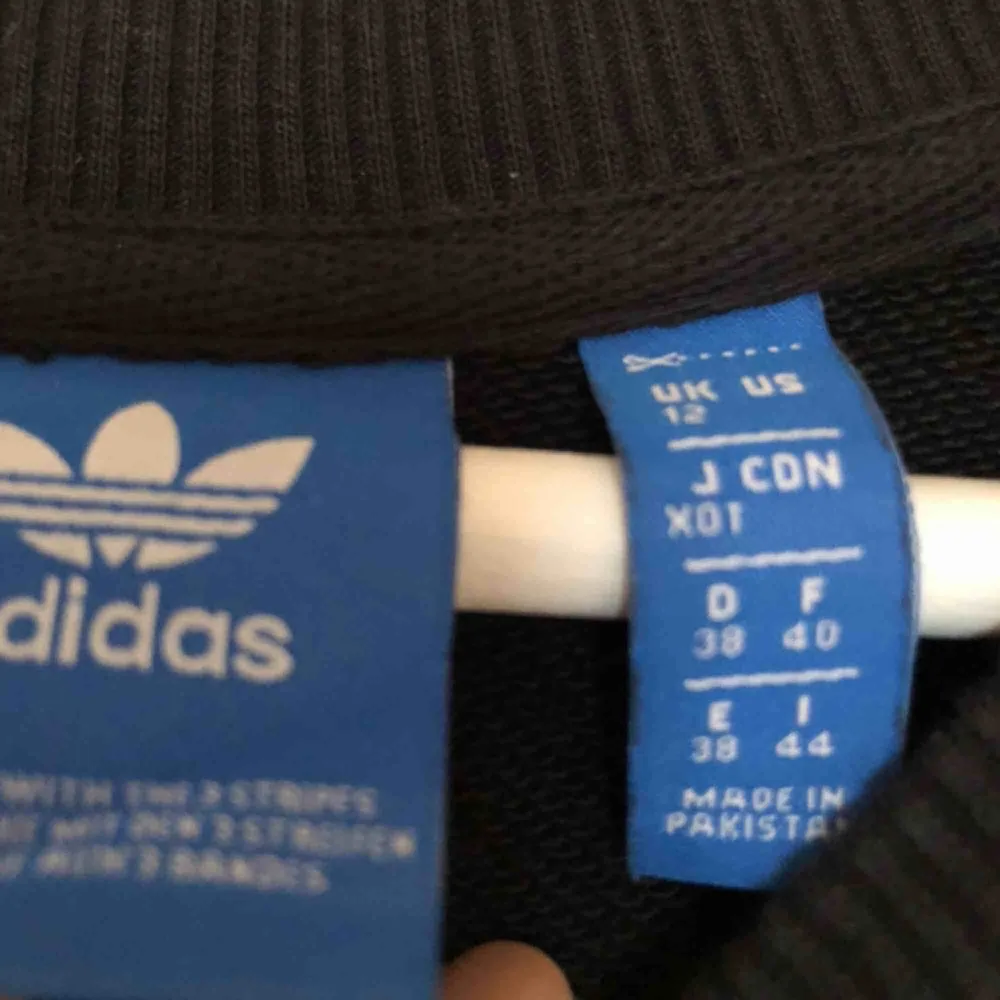 Adidas sweatshirt, köpt på adidas affören för 700kr dam modell strl 38 är precid som jag en S i storlek. Hoodies.