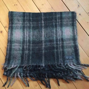  - Ljuvlig halsduk i mohairblandning från Whyred. Använd kanske tre gånger. Nypris 1500. 