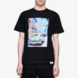  - Säljer min kära Diamond Holiday in havana tee! 🥰Super duper snygg och passar till många outfits. Den har en bra passform och är skön att ha på sig🤩💫 frakt står köparen själv för