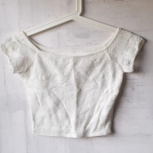 Cropped topp - Sjukt snygg croppad spetstopp från Hollister som passar till allt! Säljer då den inte längre passar, har använts en del men är inte märkbart sliten. Är ganska "stretchig". Köparen står för frakten och jag samfraktar gärna🥰
