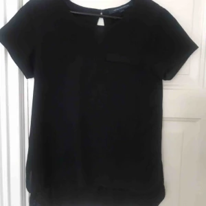  - Svart T-shirt från French Connection men snyggt fall. Olika material bak och fram. I fint skick. Strl. S  Finns att hämta i stockholm annars tillkommer frakt