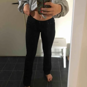 SVARTA BOOTCUT JEANS - Svarta bootcut jeans från Crocker och är i bra skick. Jag har storlek 36 så skulle säga att dom passar en 38 som är mellan 160-166cm, beroende på hur långa man vill ha dom. Jag är 163 och jeansen är precis till marken. 💗 Frakten ingår redan i priset