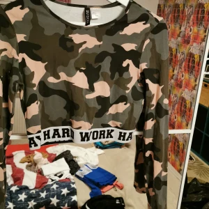 Cropped top - En magtröja, rätt tajt i midjan, ny aldrig använd. Militär aktigt mönster 