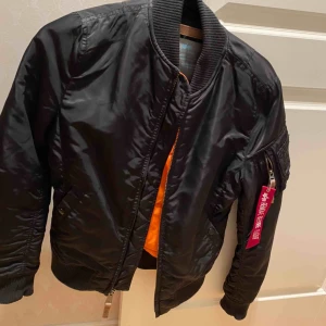  - Säljer min alpha industries jacka pga ingen användning, as skön och väldigt bra skick!  Nypris-1699kr