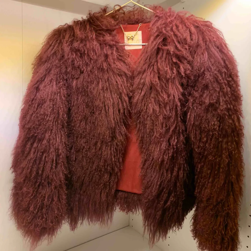 Vinröd fur jacket från Pellobello. Nypris 3480kr. Mycket bra kvalité. . Jackor.