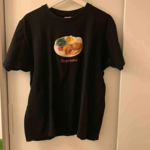  - Supreme Chicken Dinner Ter Size M Condition 8/10 Buda! Tveka inte på att ställa frågor!
