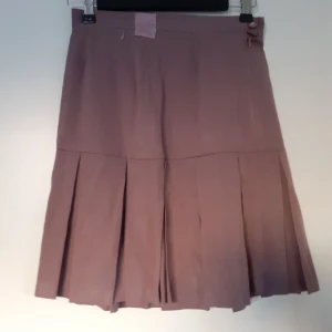 Vintage kjol - Handgjord kjol från 60-talet. Eftersom den är handsydd har den ingen storlek, men skulle gissa på att den passar bäst på XS, men även funkar på S. Färgen är inte lika brun som på bilden, utan mer åt lila-grå hållet. Pris : 80kr + frakt (42kr)