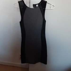 DIVIDED KLÄNGING FRÅN HM ST 32 - Imprincipt oanvänt plagg har bara hängt i garderoben i några månader  och  använt cirka 3 gånger  alldeles för litet nu, stretching  material  över hela och visar  formerna snyggt pris kan diauteras