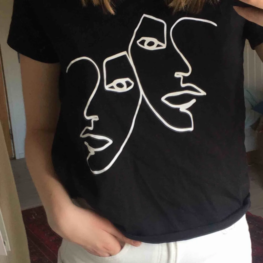 Skitcool T-shirt med tryck som någon annan säkert kan ge mer kärlek än vad jag har gett den! Kan skicka på posten eller mötas i Karlstad!!💞🦋. T-shirts.
