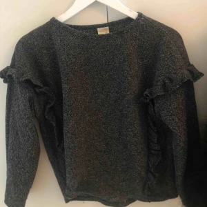  - Tröja från zara. Använt ett antal gånger. Köparen står för frakten 💕