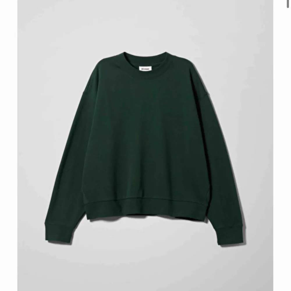 Säljer en super fin mörkgrön weekday hoodie! Köpare står för ev frakt på ca 64kr. Tröjor & Koftor.