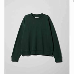 Säljer en super fin mörkgrön weekday hoodie! Köpare står för ev frakt på ca 64kr