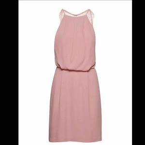 Samsoe samoe klänning strl M - Willow dress rosa endast använd 2 gånger nyskick. Dock finns det defekter på knäppen bakom, men man kan knäppa ändå. 
