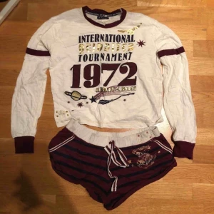  - snyggt pyjamas set med harry potter tema, storlek S, ok skick 