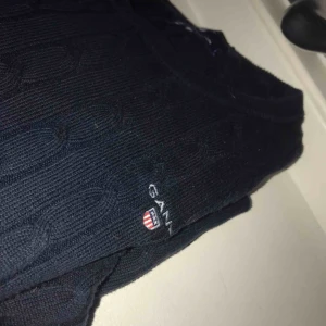  - Gant stickadtröja i storlek S.