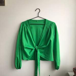 Vintage knytblus i ärtgrön polyester. 