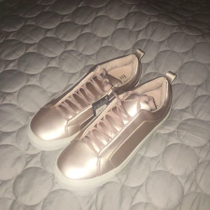  - Oanvända skor med lappar kvar. Frakt kommer bli dyrare än själva skorna så skorna kan hämtas upp i Stockholm :)