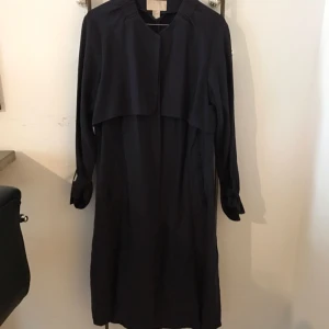  - Supersnygg mörkblå kappa i bra skick 