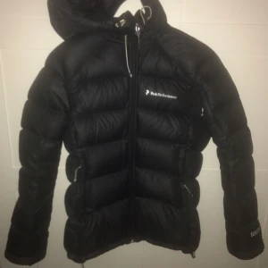  - Svart dunjacka från PEAK. Använd två vintrar och är fortfarande i väldigt bra skick. 