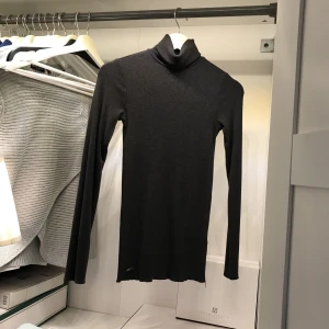  - Säljer en skön Polo klänning från Ralph lauren. Köptes förra året på Best of brand i Göteborg.  Använt den som en polo tröja men går att använda som klänning också.   Max använd 4 gånger  Nypris ca 899kr  Säljer nu för endast 250kr