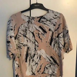  - Blus som faller jättesnyggt lite oversized. Den är med puderrosa än beige som bilderna visar. Kan skicka bättre bilder i annat ljus om så önskas! Frakt tillkommer