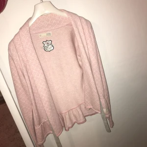  - Odd Molly kofta i ljus rosa med grått band. Modellen Canna. Använd en eller två gånger.