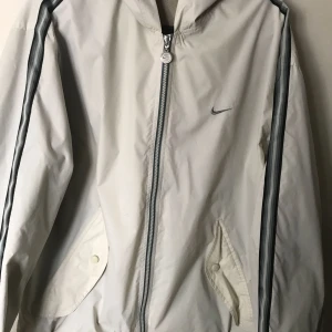  - Ond school windbreaker från Nike i strl M, passar även L, köparen står för frakt!
