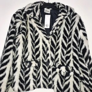  - Midjekort fuskpäls! Riktigt kaxig. Köpt på Humana. 