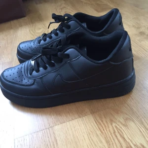  - Bra air force 1 kopior. Endast använda en gång då de är för stora för mig tyvärr. Köpare står för frakt 