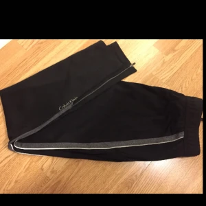  - En gång använt Calvin Klein träningsbyxor för men. Köpt från Florida i December, men är för stora för min man.