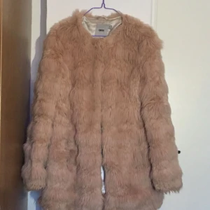  - Rosa faux fur jacka, storlek M, passar bra för S också 
