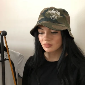  - Stüssy buckethat i camo Nypris: 399 Mitt pris: 195:- Pris går att diskutera 