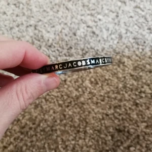  - Hårt Marc by Marc Jacobs armband Givetvis äkta. Svart och silver. Fint skick 