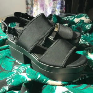  - Säljs på grund av att dom är för små på mig. Är oanvända och originallåda finns till.  Finns att hämta centralt i Västerås  och kommer även vara i Stockholm den 27 mars.