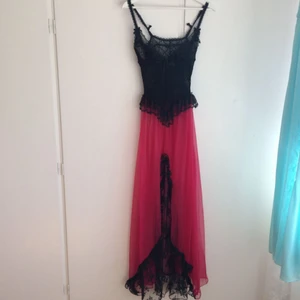  - Vintage tunn, spets klänning med snygga detaljer! 