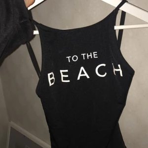  - Svart snygg baddräkt som även sitter bra därbak , endast testad, 70 kr inklusive frakt! Nytvättad