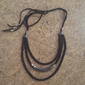  - Skinnhalsband handgjort fran en spank designer. Du kommer vara ensam om detta halsband.   Justerbart hur hogt du vill att det ska sitta. 