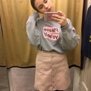  - Ljusrosa kjol i mocka imiterat tyg. Mer rosa än vad bilderna tar upp! Från H&M, bra skick 