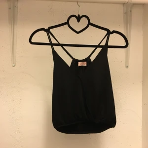  - Fin crop-top från Pull&Bear, knappt använd. 