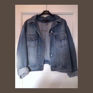  - Skitsnygg classic jeansjacka i rätt ljus denim, lite kortare modell. Superfint skick då den knappt har använts, köpt secondhand 🦋 Frakten betalas av köpare elr så möts vi upp i Stockholm🌻 OBS jackan har inga fickor, utan bara bröstfickorna man ser på bilden!