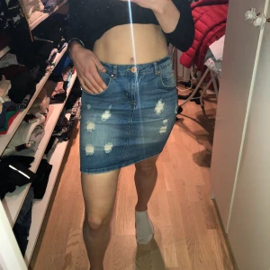  - Otroligt snygg jeanskjol från Lager 157, knappt använd. Väldigt stretchig och passar därmed en M också. Slits där bak. Perfekt till sommaren! 