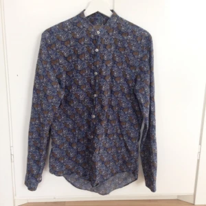  - Fint mönstrad skjorta från Zara Man. Storlek M, slim fit.  Fin krage och mjuk i tyget.