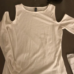  - Tröja från H&M, bra skick. Storlek M men passar även storlek S. Pris 75kr 💫