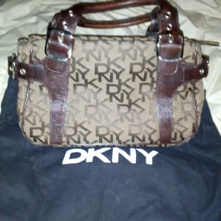 DKNY väska, brun skinn o tyg, lite använd, kommer med dustbag. Den är äkta!!!. Väskor.