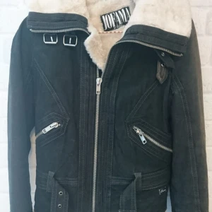  - Jofama By Kenza jacka i strl 34. Lite sprucken under ena armen och en aning solblekt på ena sidan, men i övrigt fint skick. Är även öppen för bud på denna! 