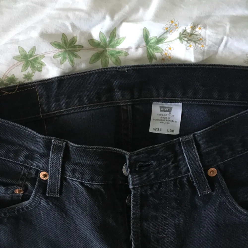 Vintage Levis jeans, ankellånga och låga i midjan. Sitter ganska baggy. Står storlek W34 L36 men skulle säga att de även passar ner till midjemåttet 30, beroende på hur högt upp man vill att de ska sitta. Motsvarar storlek medium/large ungefär. Jättefint skick! . Jeans & Byxor.